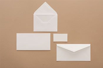 Sobres de papel blanco