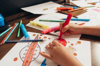 Rotuladores, lápices y papel para niños