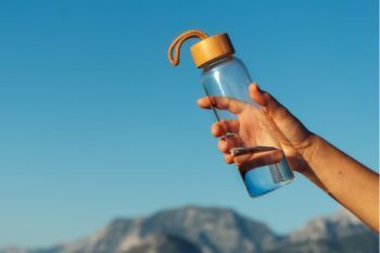 Water bottles and thermos flasks